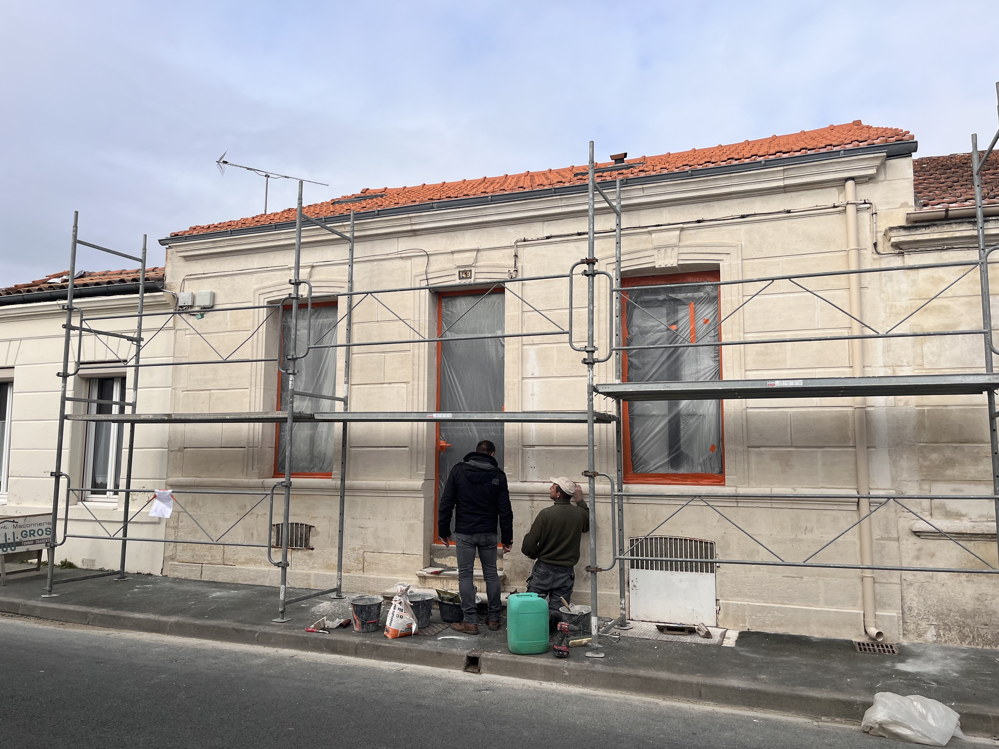 ravalement de façade en pierre de taille avec échafaudage sur rue